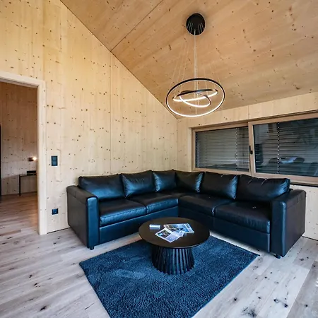 Apartment In Near Lift *