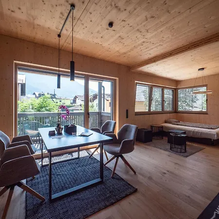 In Near Lift Apartment *